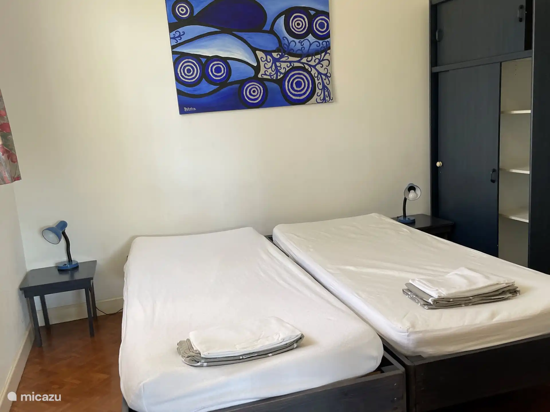 Dormitorio con dos camas individuales