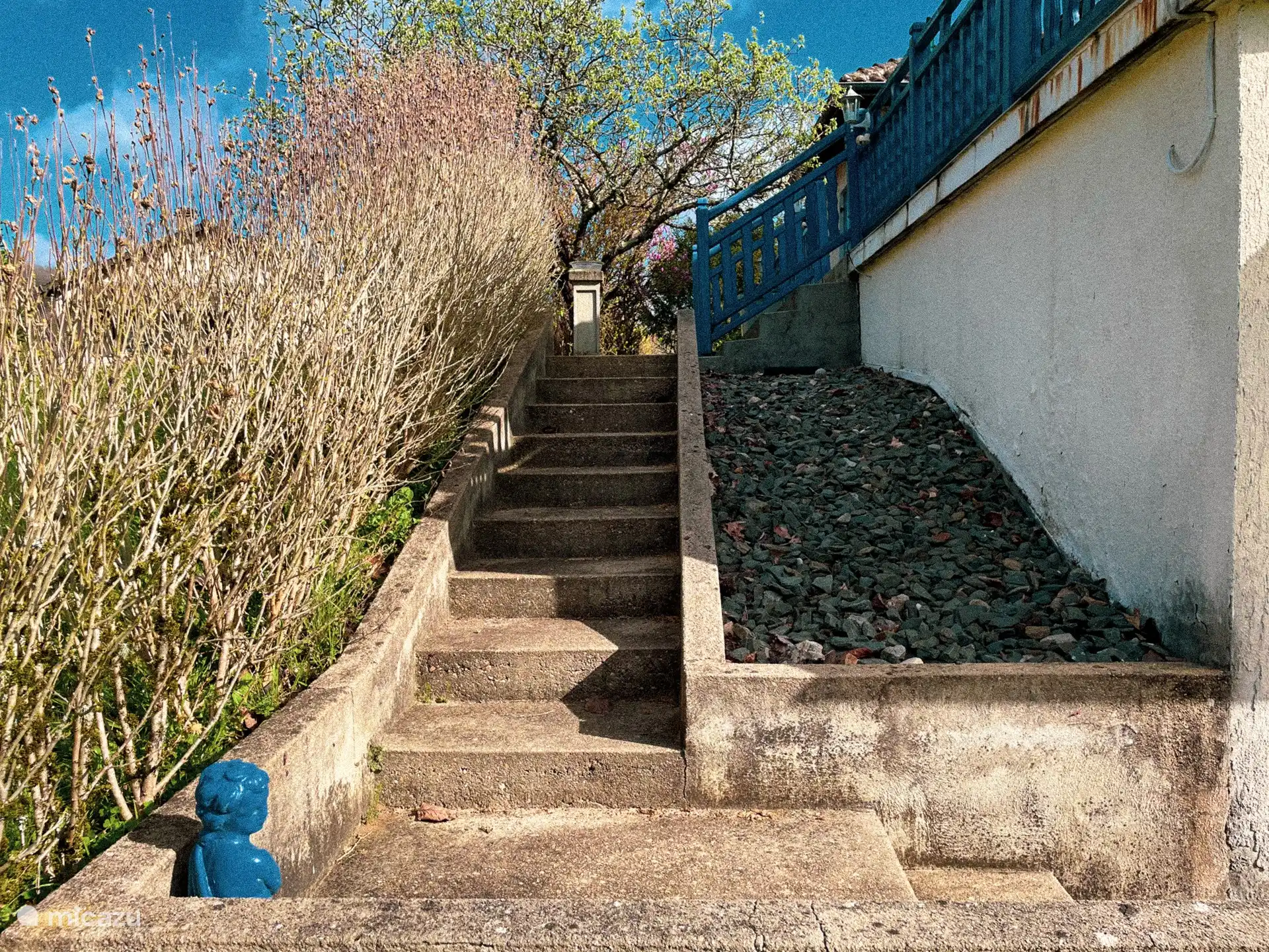La escalera exterior de la casa.