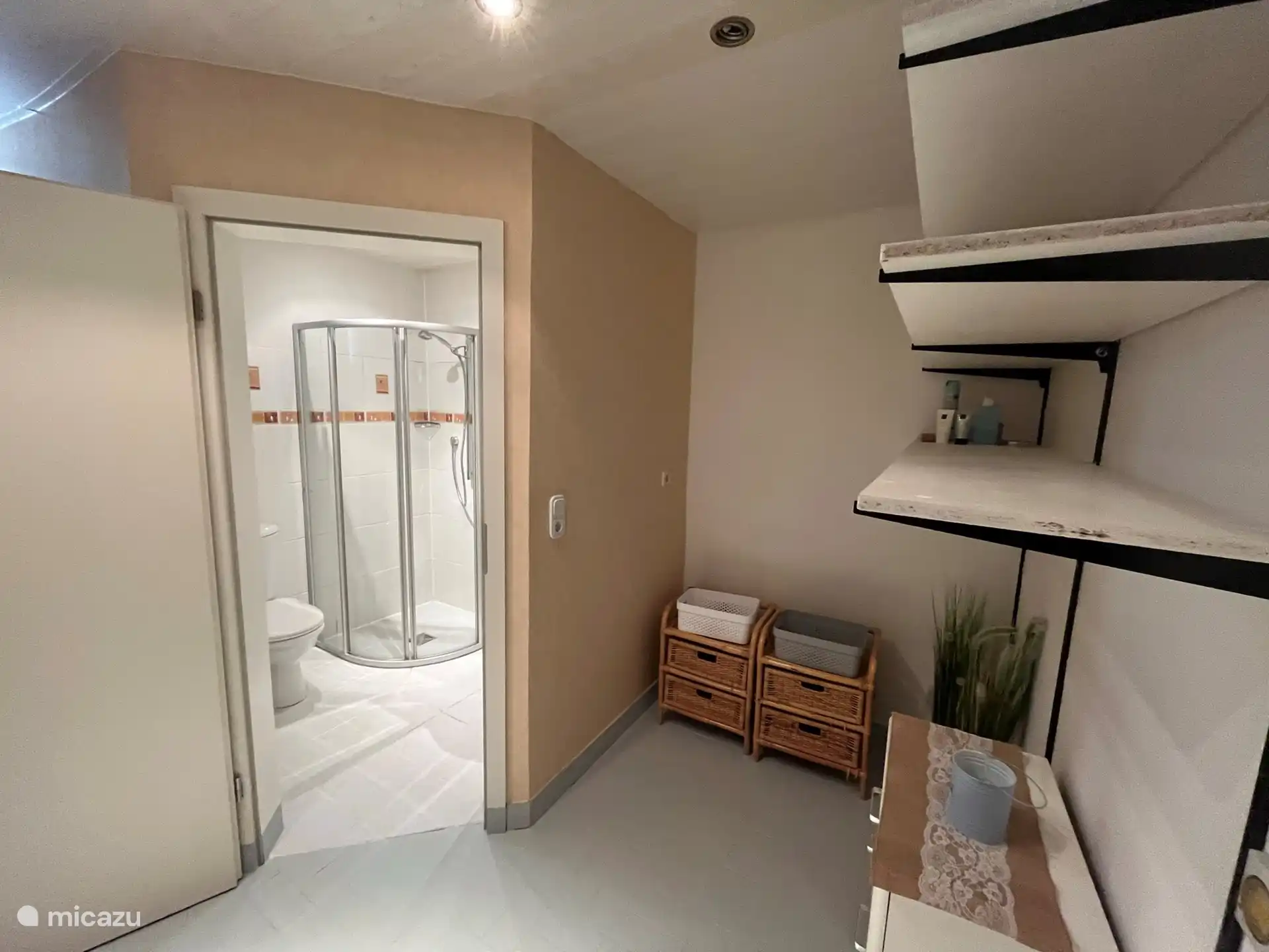 Blick durch Ankleide in das Badezimmer