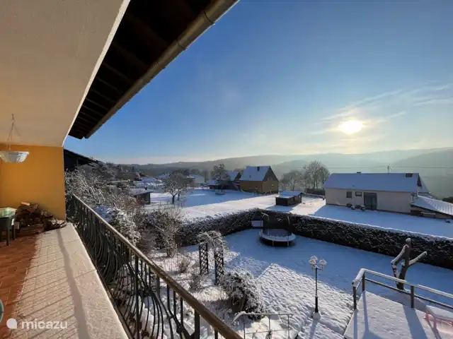 Vacaciones en Eifel con vistas panorámicas (Ap.1) en Alemania, Eifel, Gerolstein - apartamento Ver balcón, en la nieve.