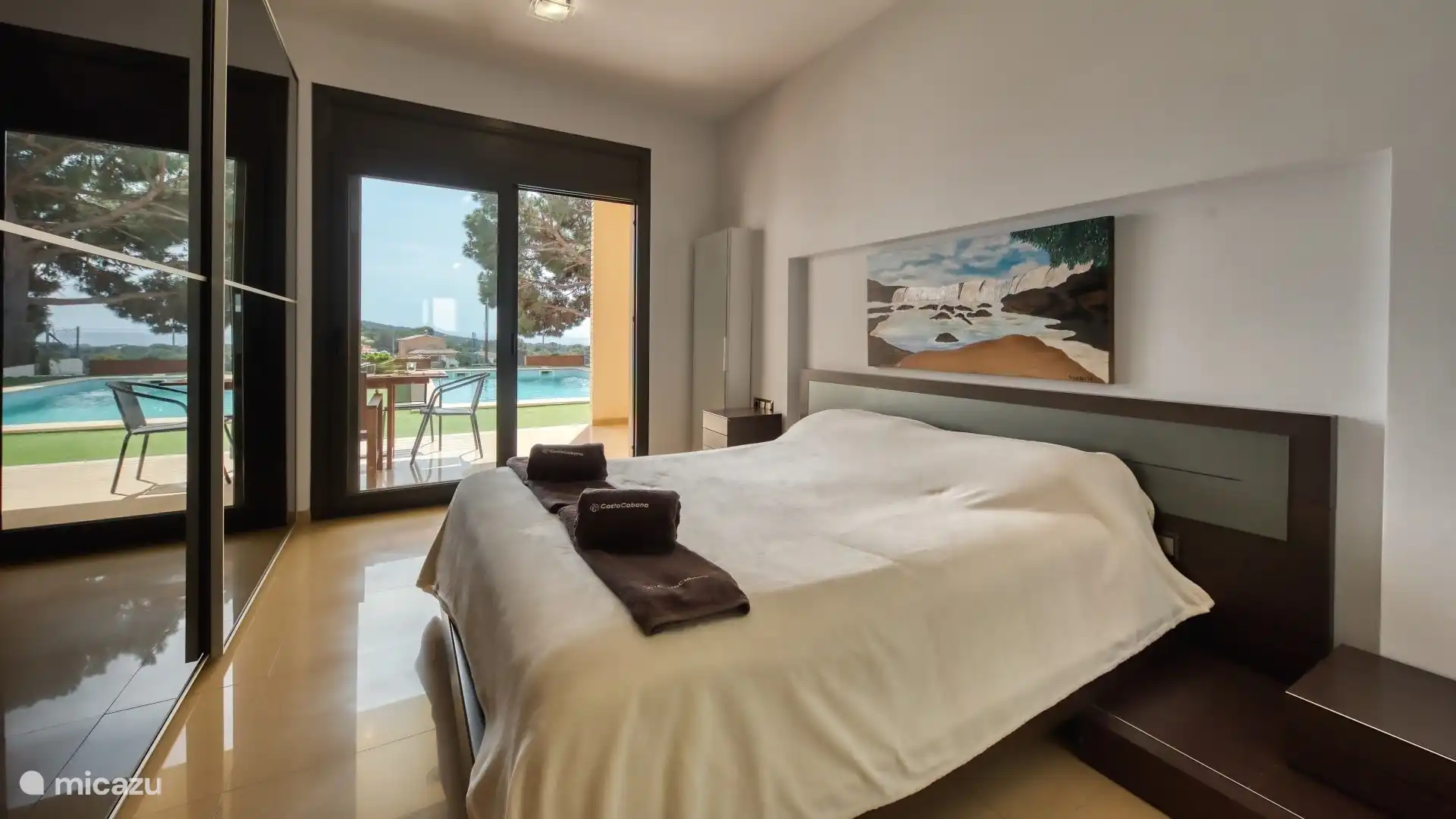 Eine moderne Villa mit schöner Terrasse und privatem Pool