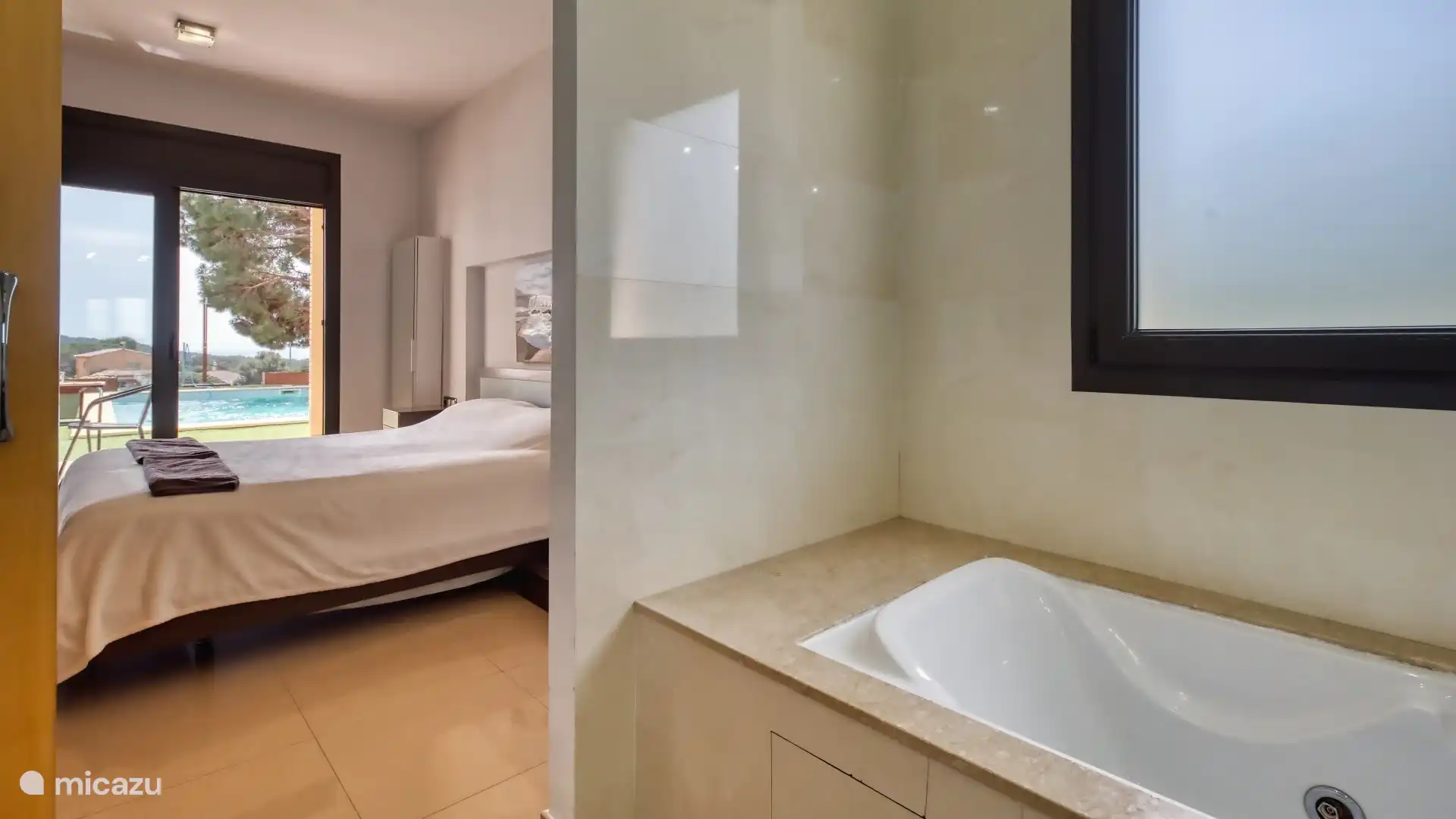 Eine moderne Villa mit schöner Terrasse und privatem Pool