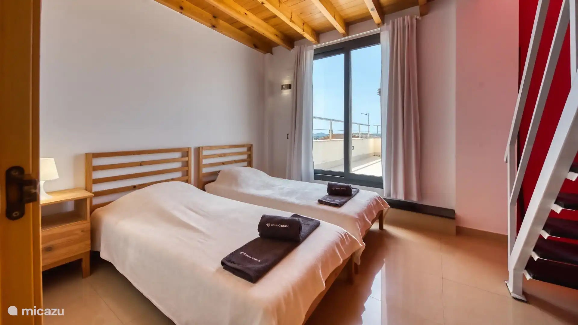 Eine moderne Villa mit schöner Terrasse und privatem Pool