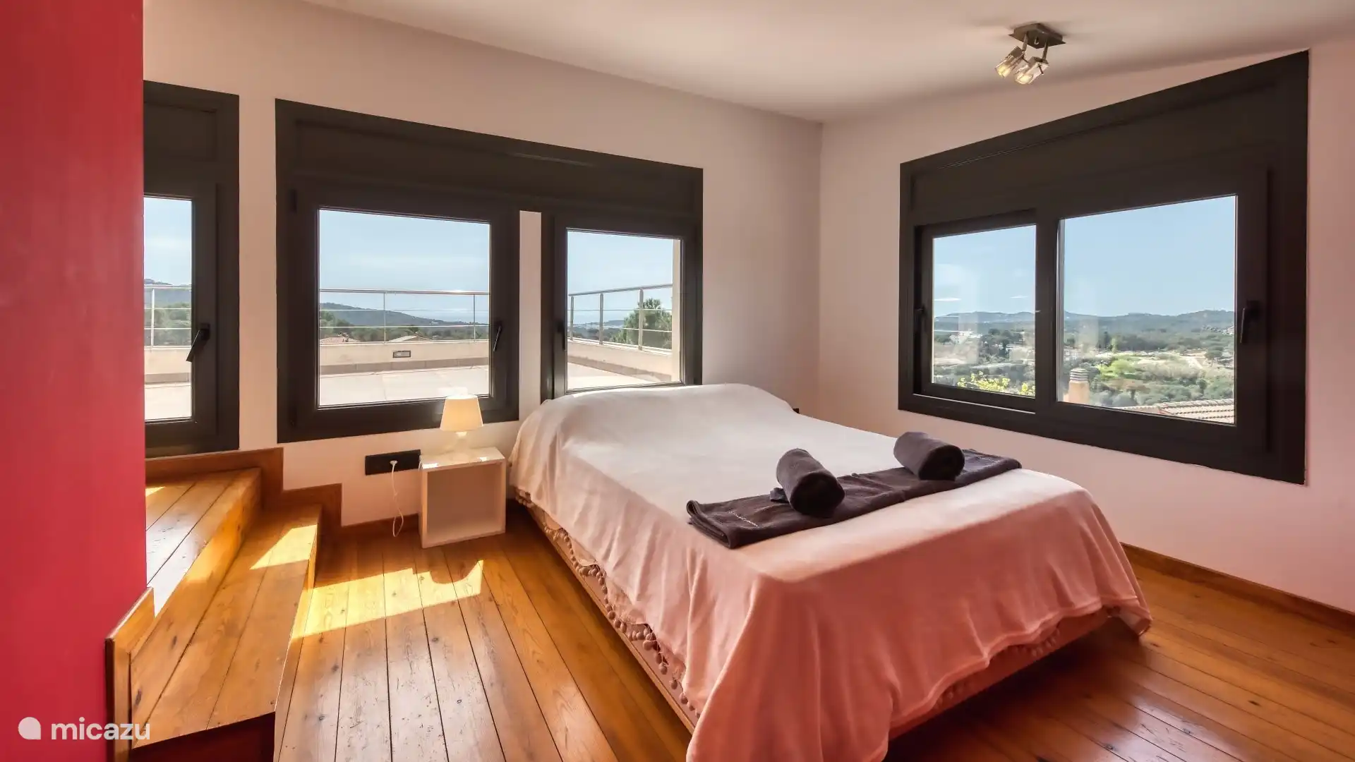 Eine moderne Villa mit schöner Terrasse und privatem Pool