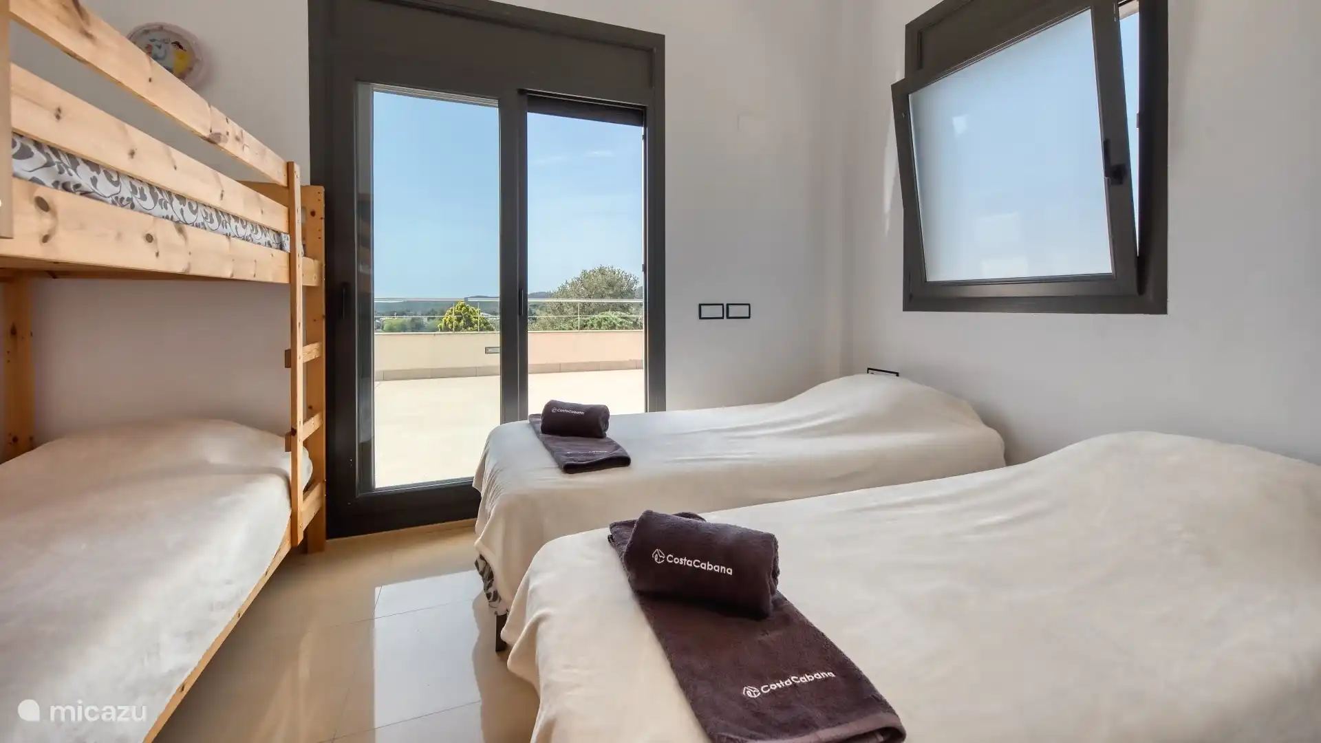 Eine moderne Villa mit schöner Terrasse und privatem Pool