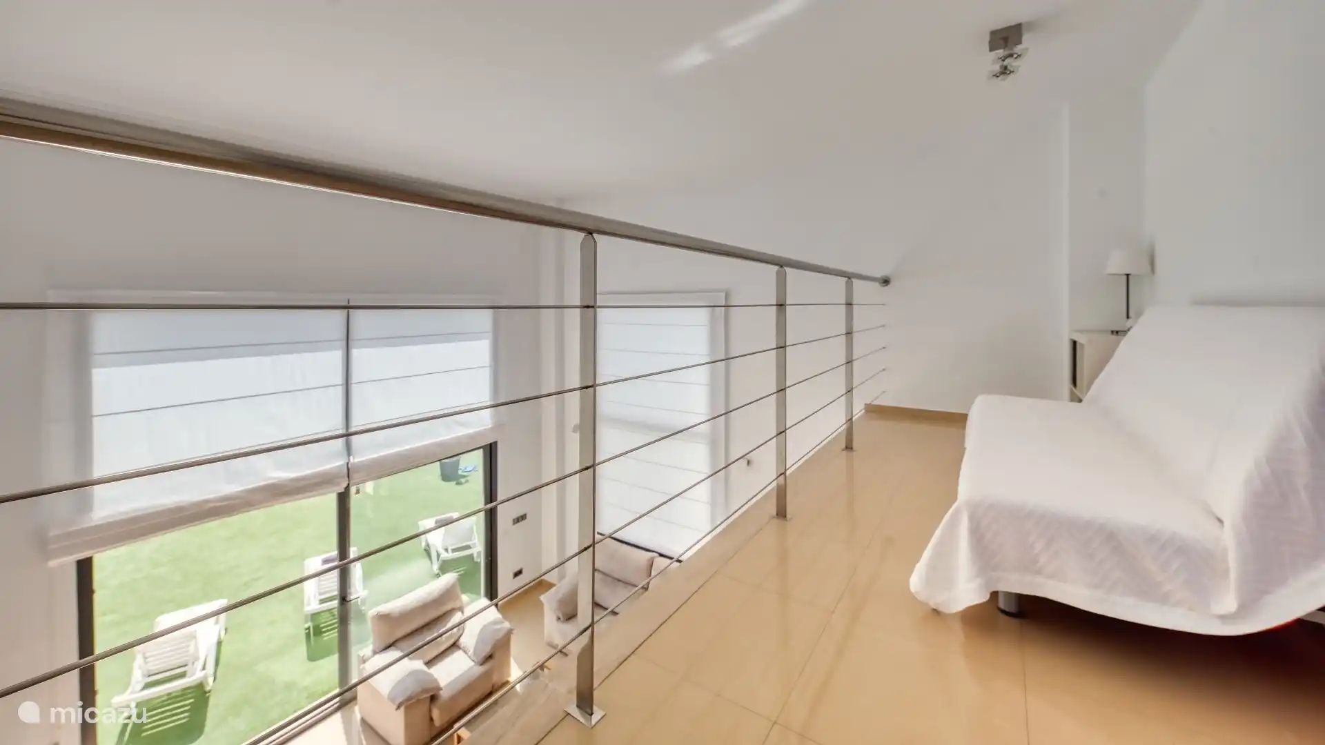 Eine moderne Villa mit schöner Terrasse und privatem Pool