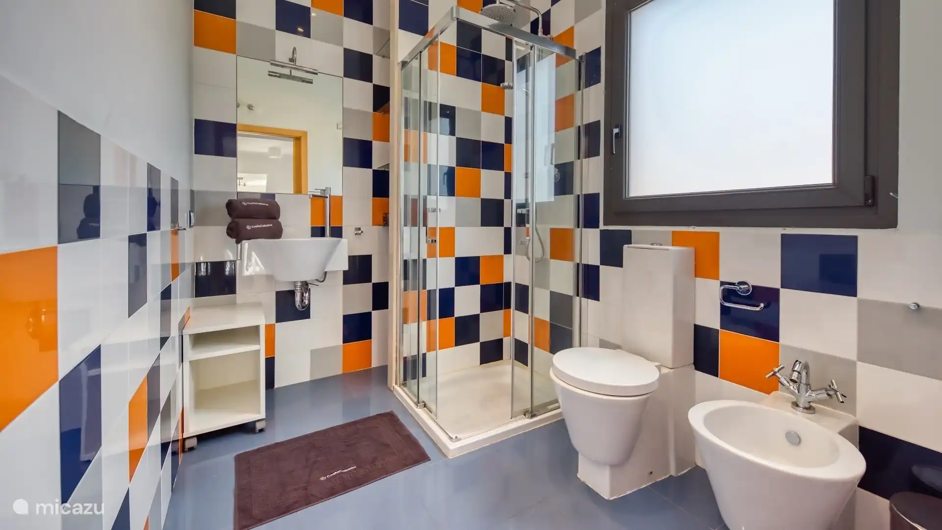 Eine moderne Villa mit schöner Terrasse und privatem Pool