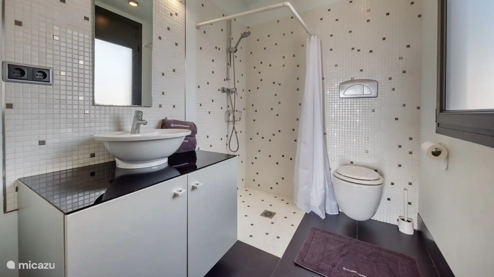 Eine moderne Villa mit schöner Terrasse und privatem Pool