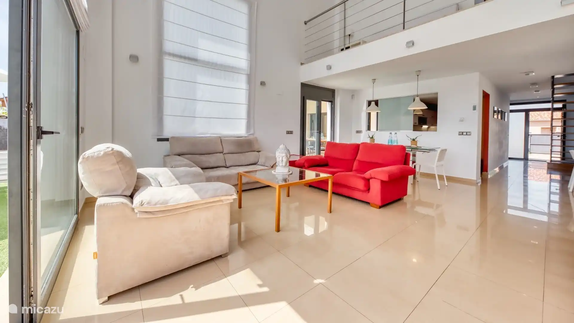 Eine moderne Villa mit schöner Terrasse und privatem Pool