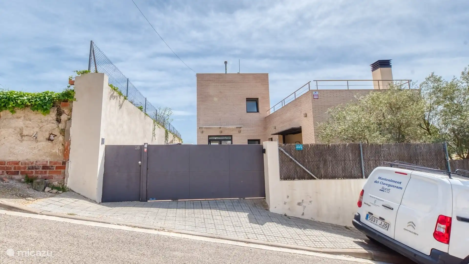 Eine moderne Villa mit schöner Terrasse und privatem Pool