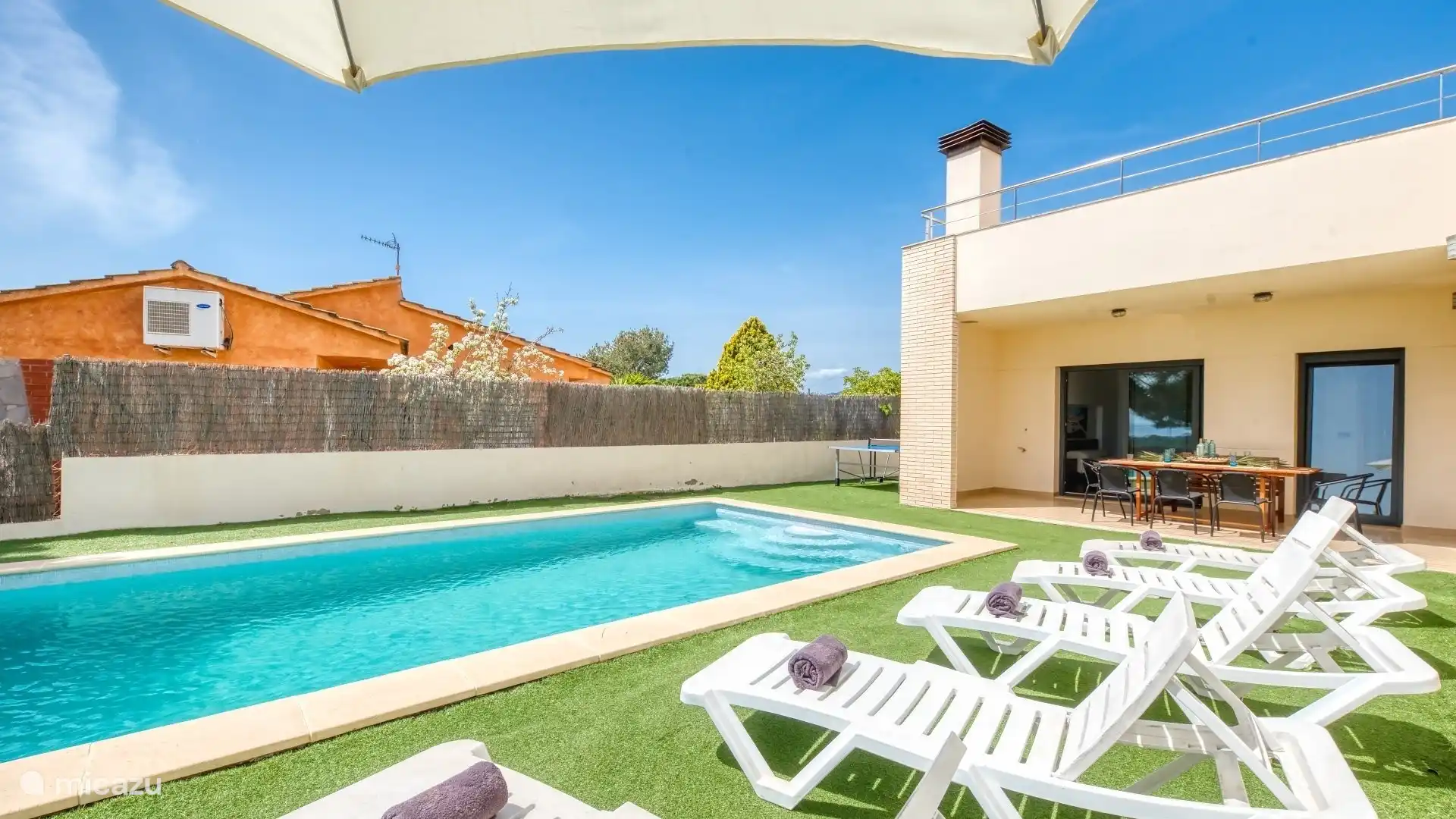 Eine moderne Villa mit schöner Terrasse und privatem Pool