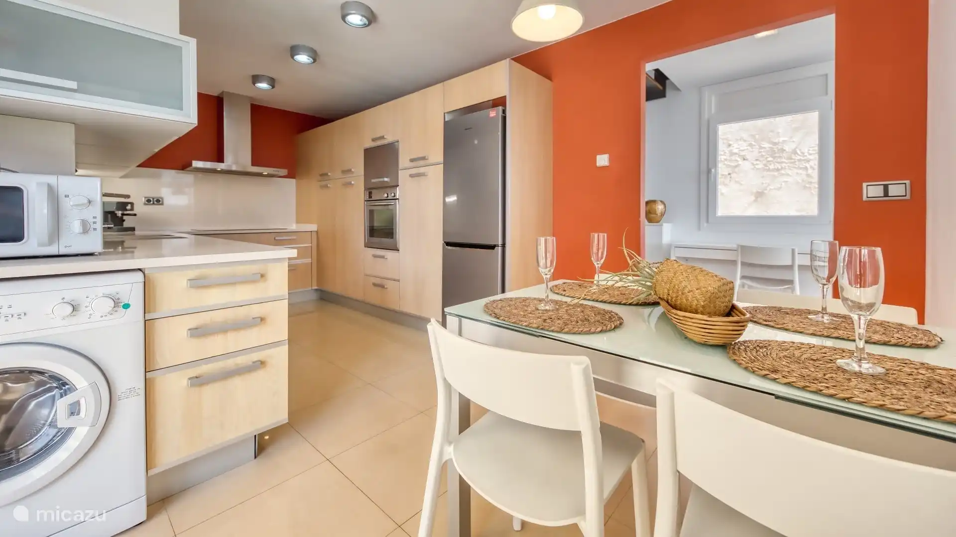 Eine moderne Villa mit schöner Terrasse und privatem Pool