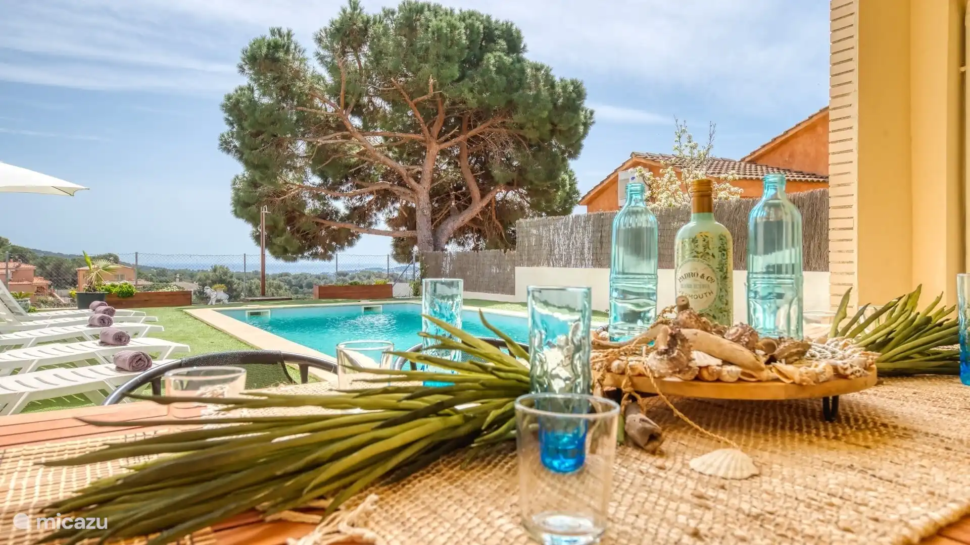 Eine moderne Villa mit schöner Terrasse und privatem Pool