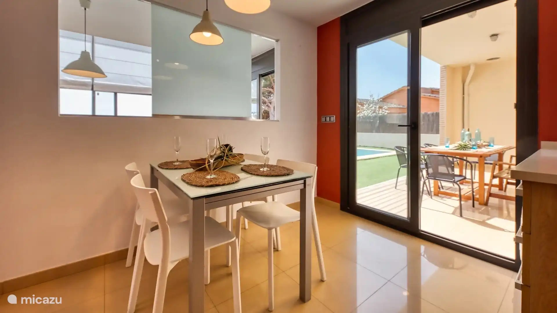 Eine moderne Villa mit schöner Terrasse und privatem Pool