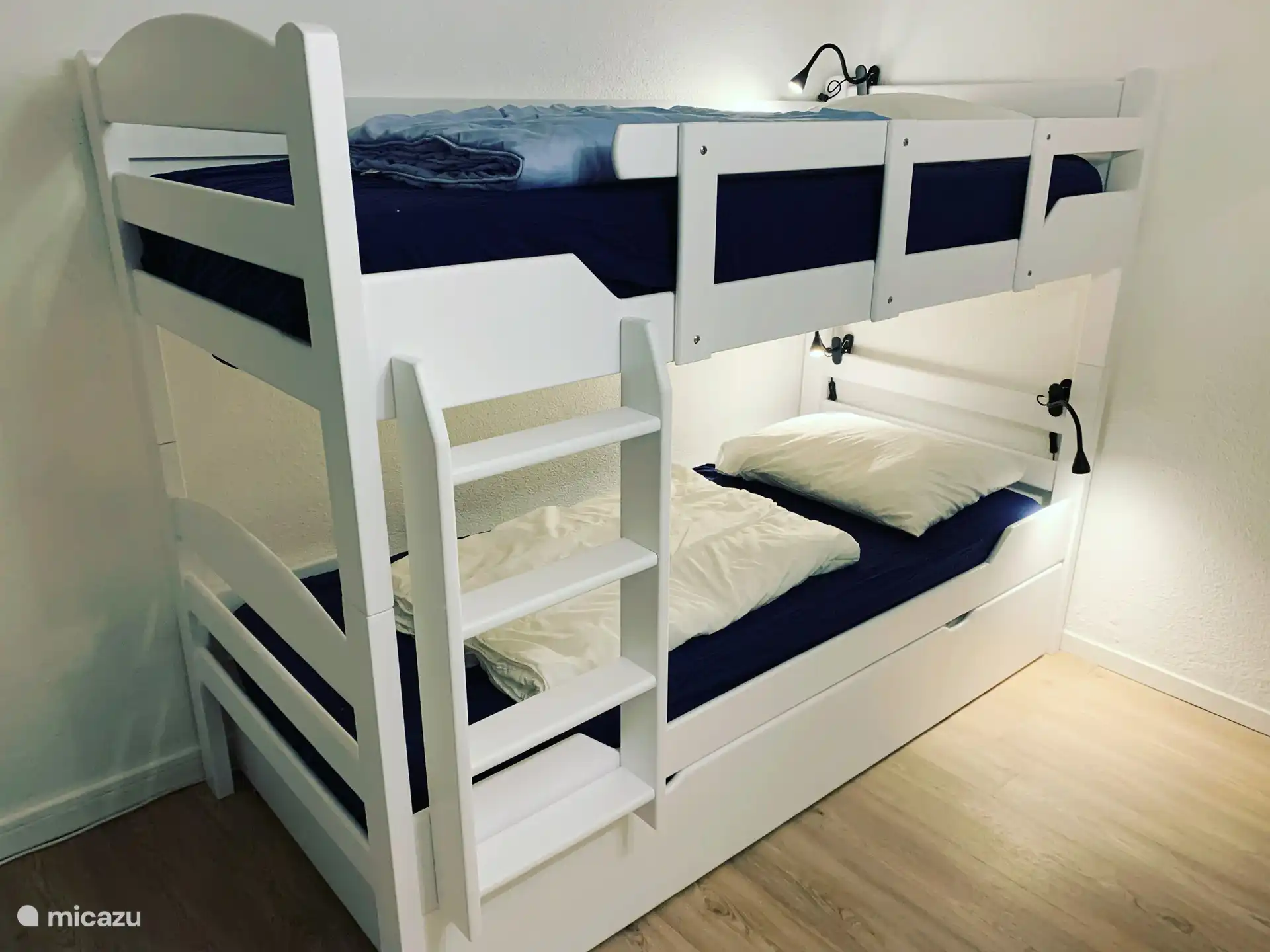 Habitación infantil, con capacidad para 3 personas. Armario también disponible. 
