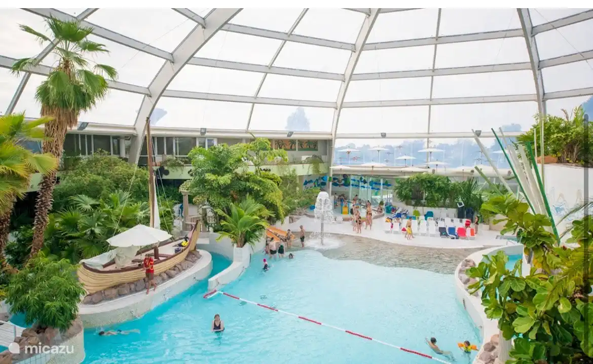 En el parque hay una piscina subtropical con piscina al aire libre y varios toboganes (de pago)