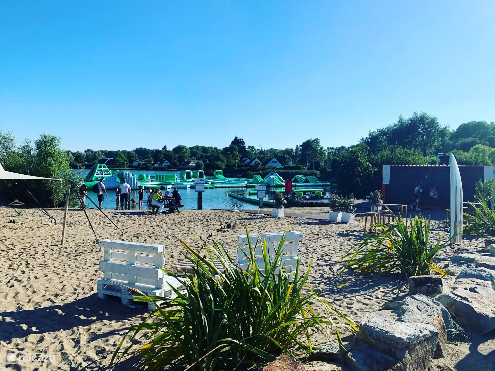 Hay una playa en el parque donde podrás disfrutar de todo tipo de atracciones en los meses de verano (de pago).
