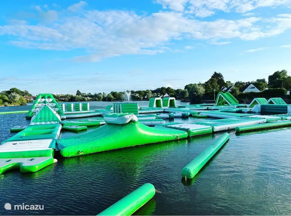 Hay un parque acuático en el parque durante los meses de verano (de pago)