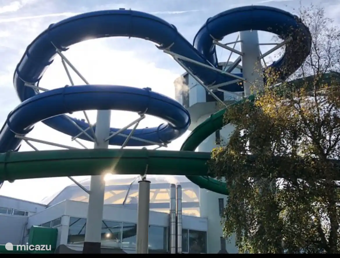En el parque hay una piscina subtropical con piscina al aire libre y varios toboganes (de pago)