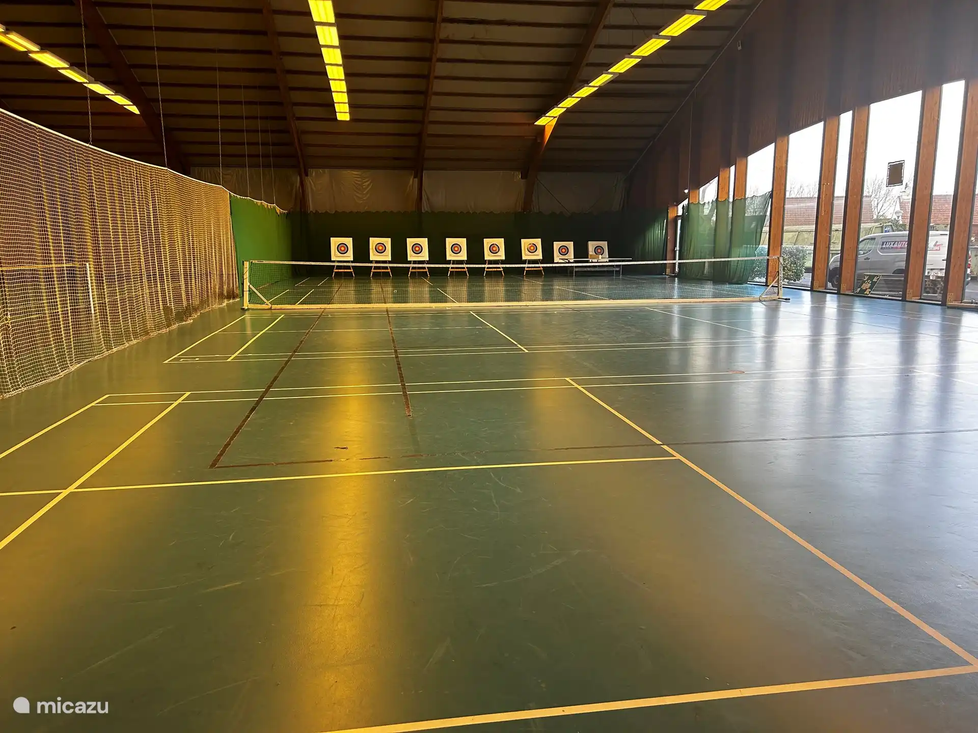 En el parque también hay un polideportivo con canchas de tenis.