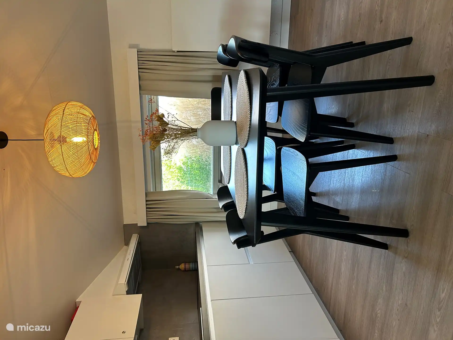 Cocina recién reformada con lavavajillas, microondas combinado, cafetera Senseo, placa de inducción y suficientes armarios.
También presente: máquina de croque monsieur, exprimidor, plato teppanyaki, batidora y hervidor de agua.