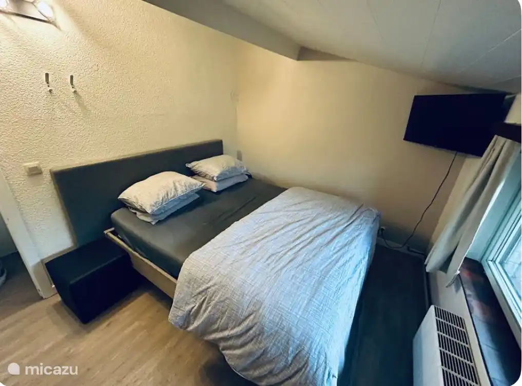 Dormitorio principal, con cama doble/somier de 160 cm por 200 cm, smart TV y armario.