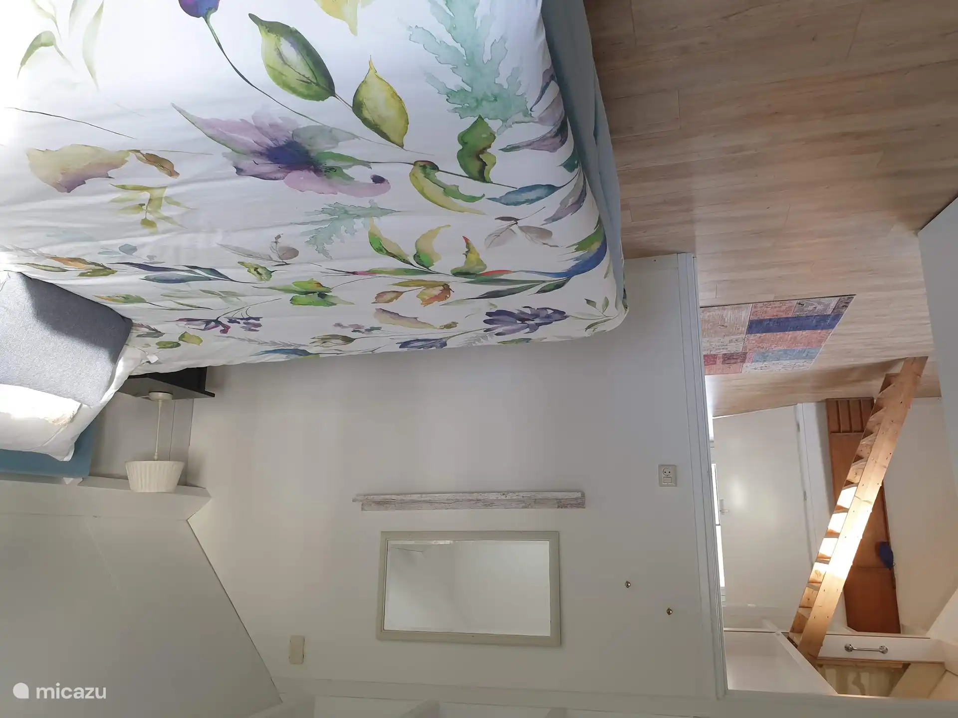 El dormitorio principal. Vea también las escaleras para llegar al ático con 2 plazas para dormir.