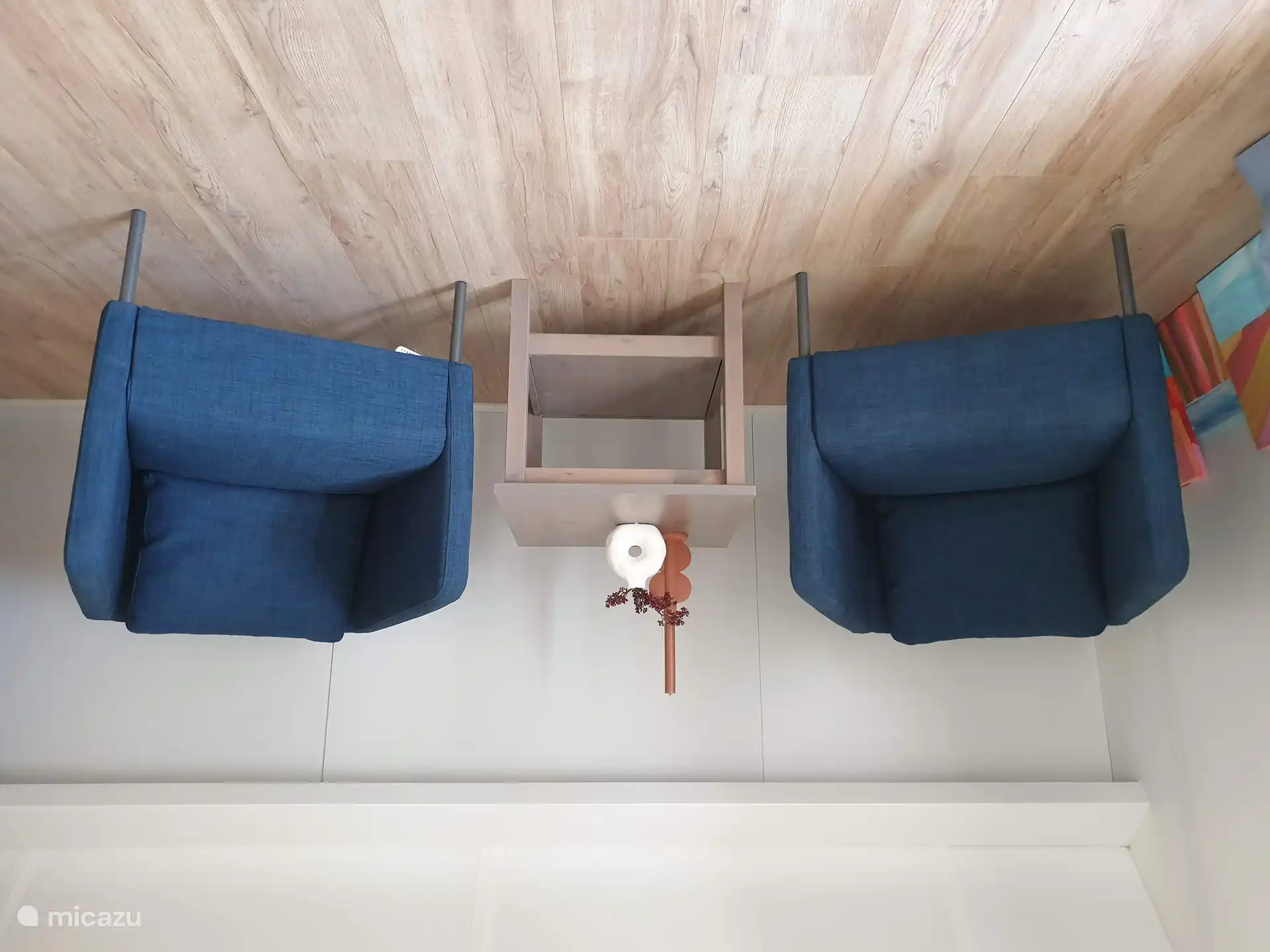 Zona de estar en el dormitorio principal.