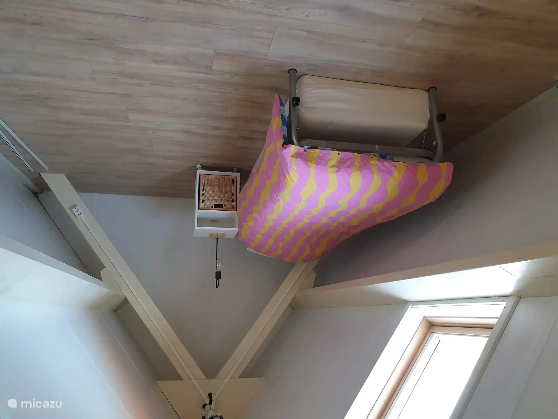 Planta abuhardillada derecha con cama para 1 persona.