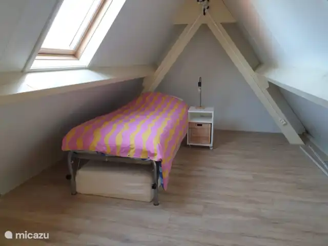 Guesthouse 10 | Pays-Bas, Hollande du Nord, Schellinkhout - maison de vacances étage mansardé côté droit avec lit 1 personne.