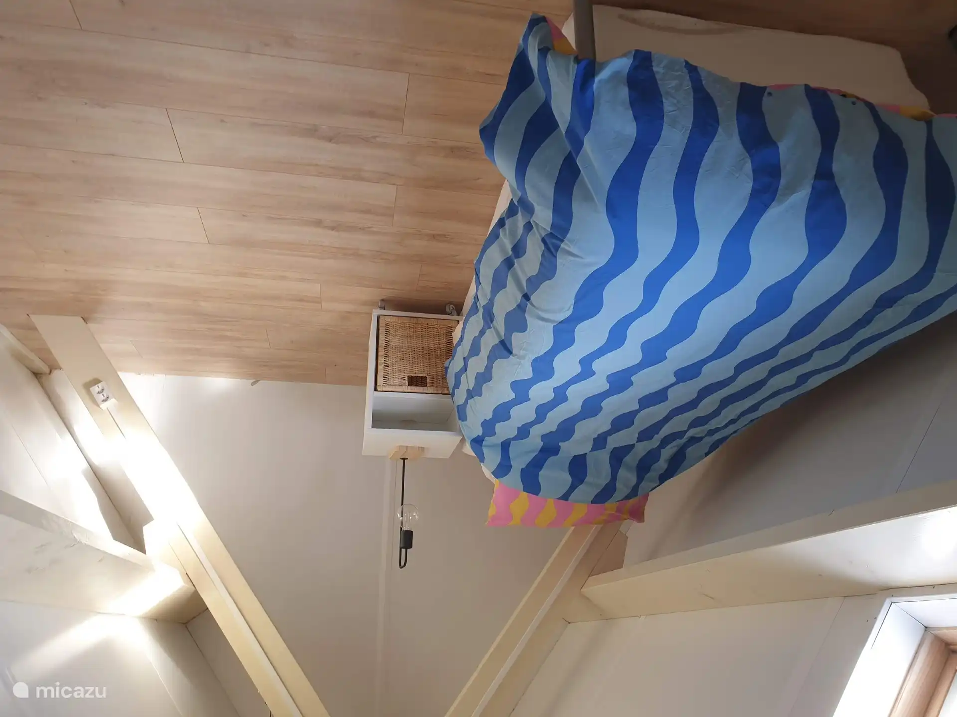 Ático lado izquierdo con cama para 1 persona.