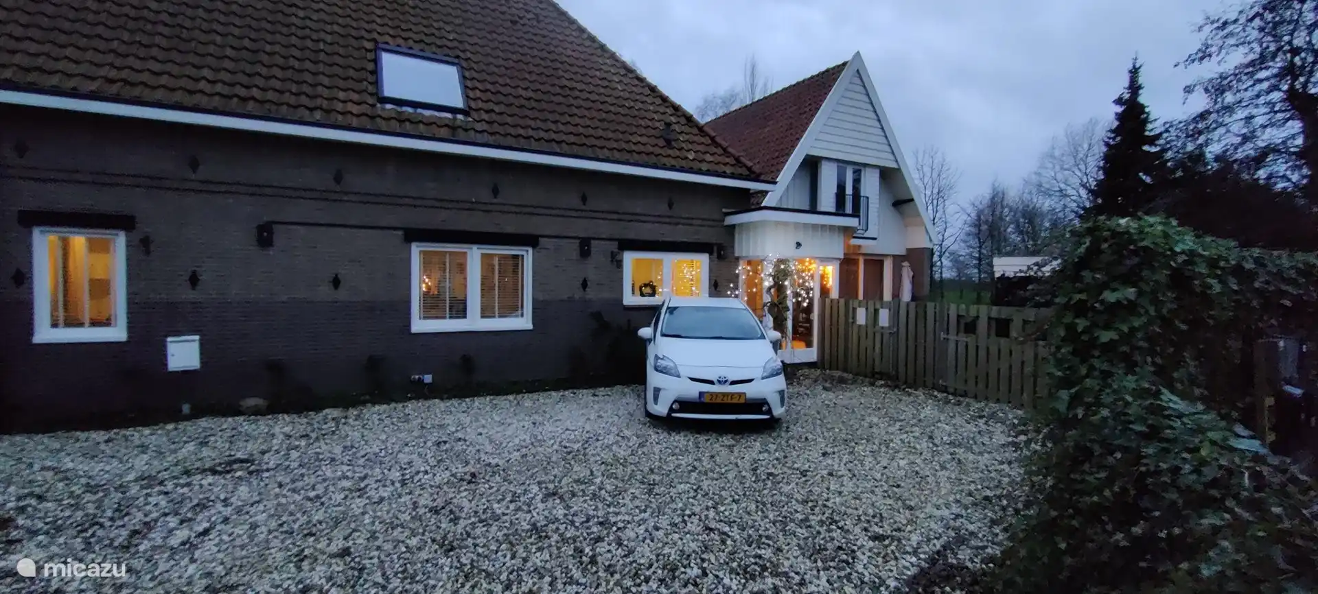 Vista de todo el edificio con casa de vacaciones en la parte trasera.