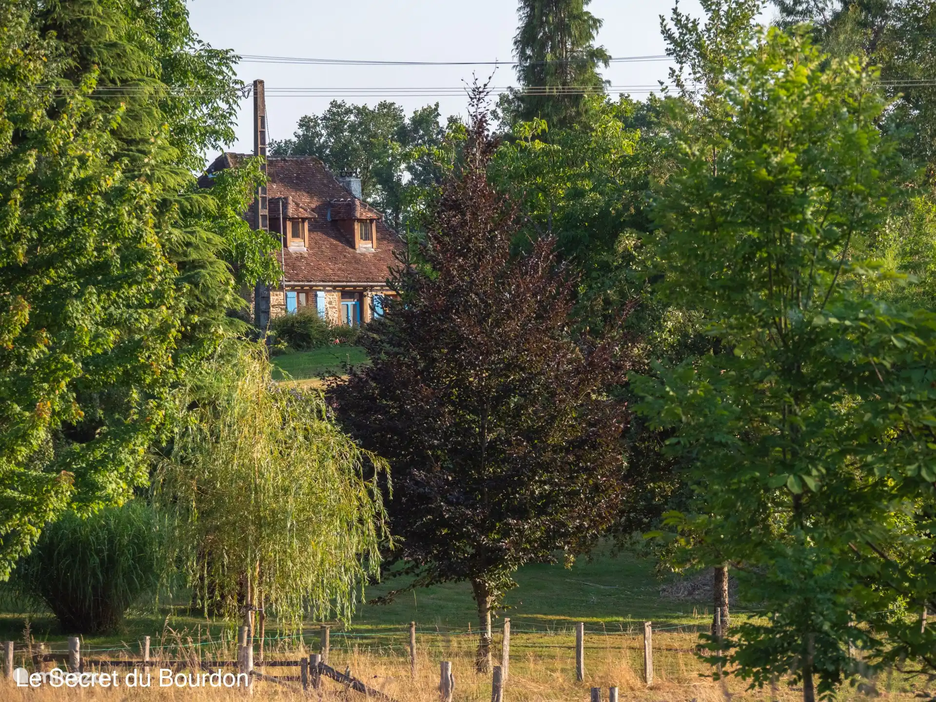 Liegt auf unserem eigenen 4 Hektar großen Grundstück, umgeben von Wiesen mit Kühen