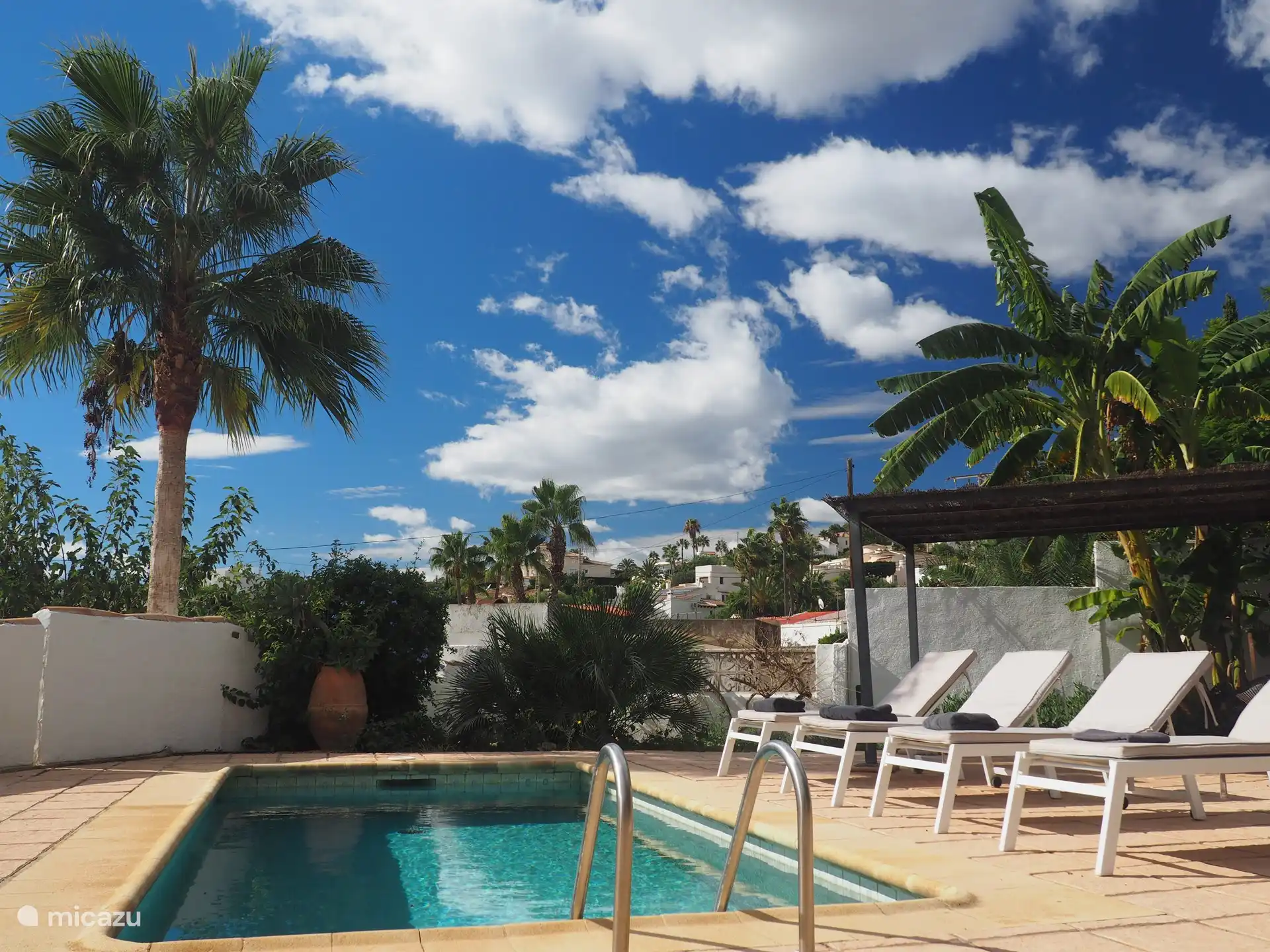 Schwimmbad + Sonnenliegen