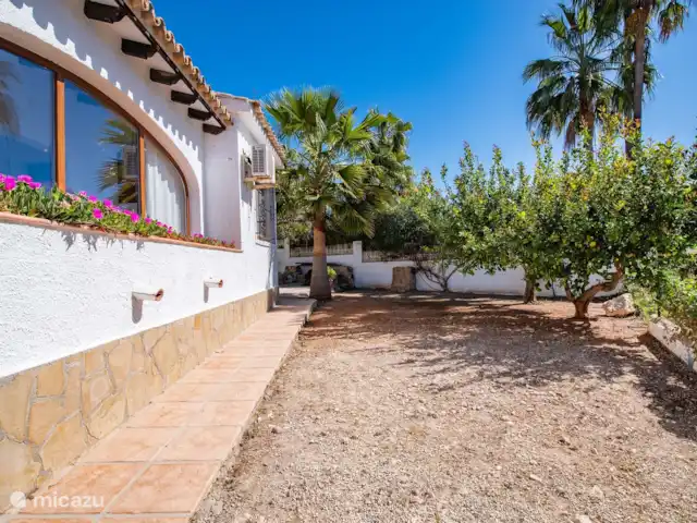 Casa Casita - Moraira en España, Costa Blanca, Moraira - villa casa vista lateral con limonero
