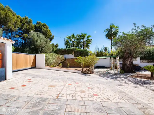 Casa Casita - Moraira en España, Costa Blanca, Moraira - villa entrada y plazas de aparcamiento para 2 coches.