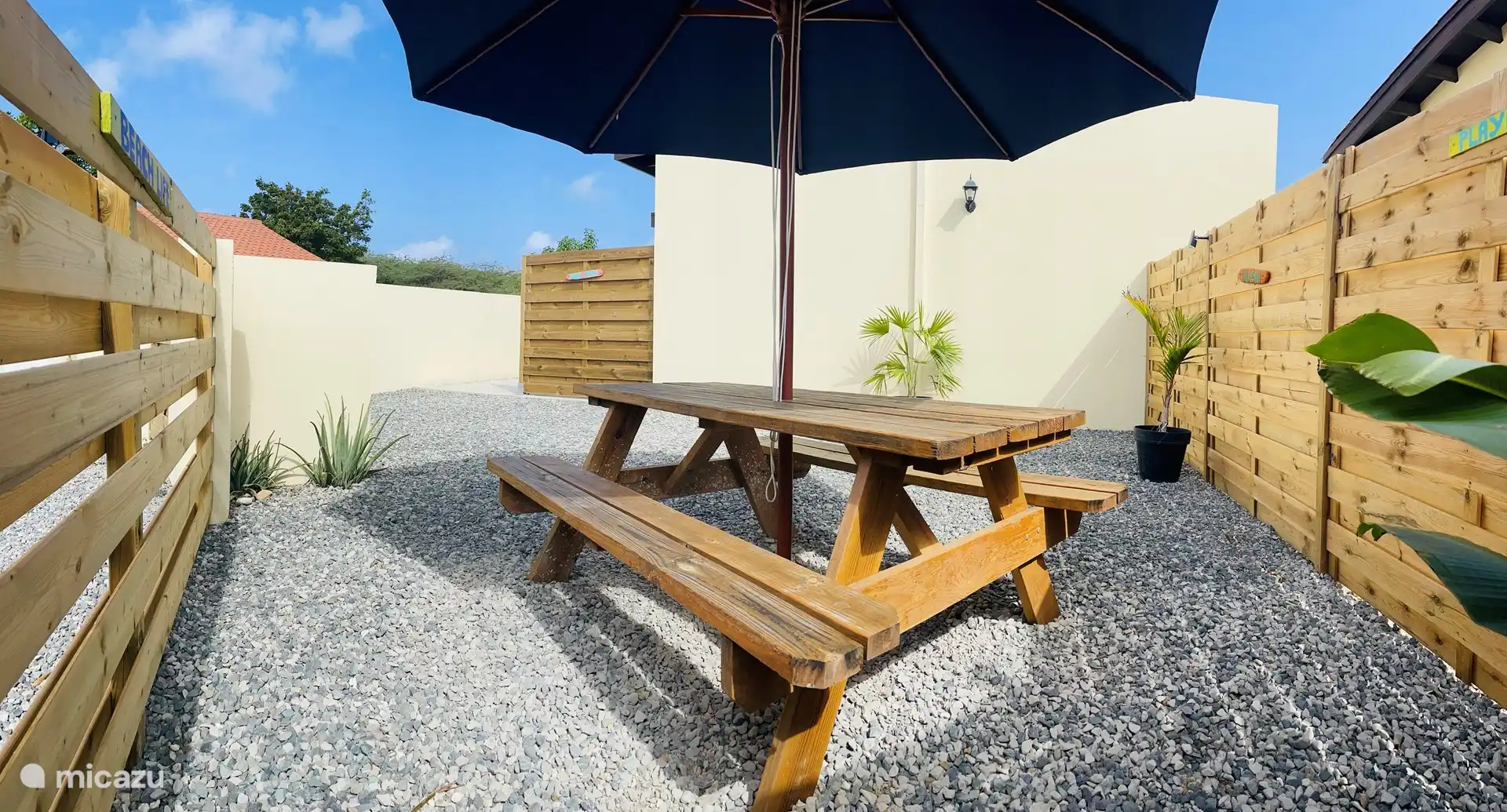 Gezamenlijke tuin met picknicktafel en BBQ