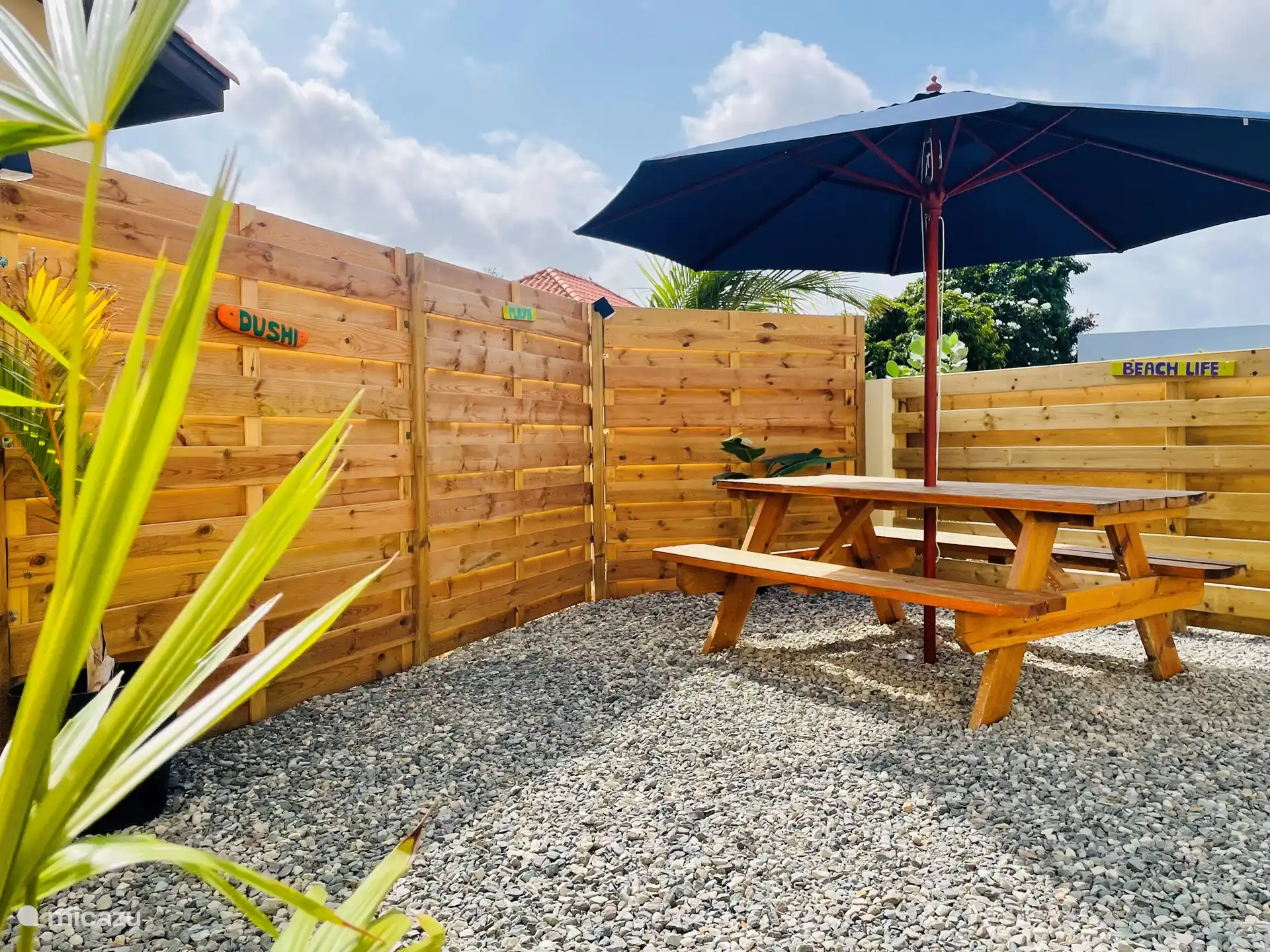 Picknicktafel voorzien van schaduw door parasol