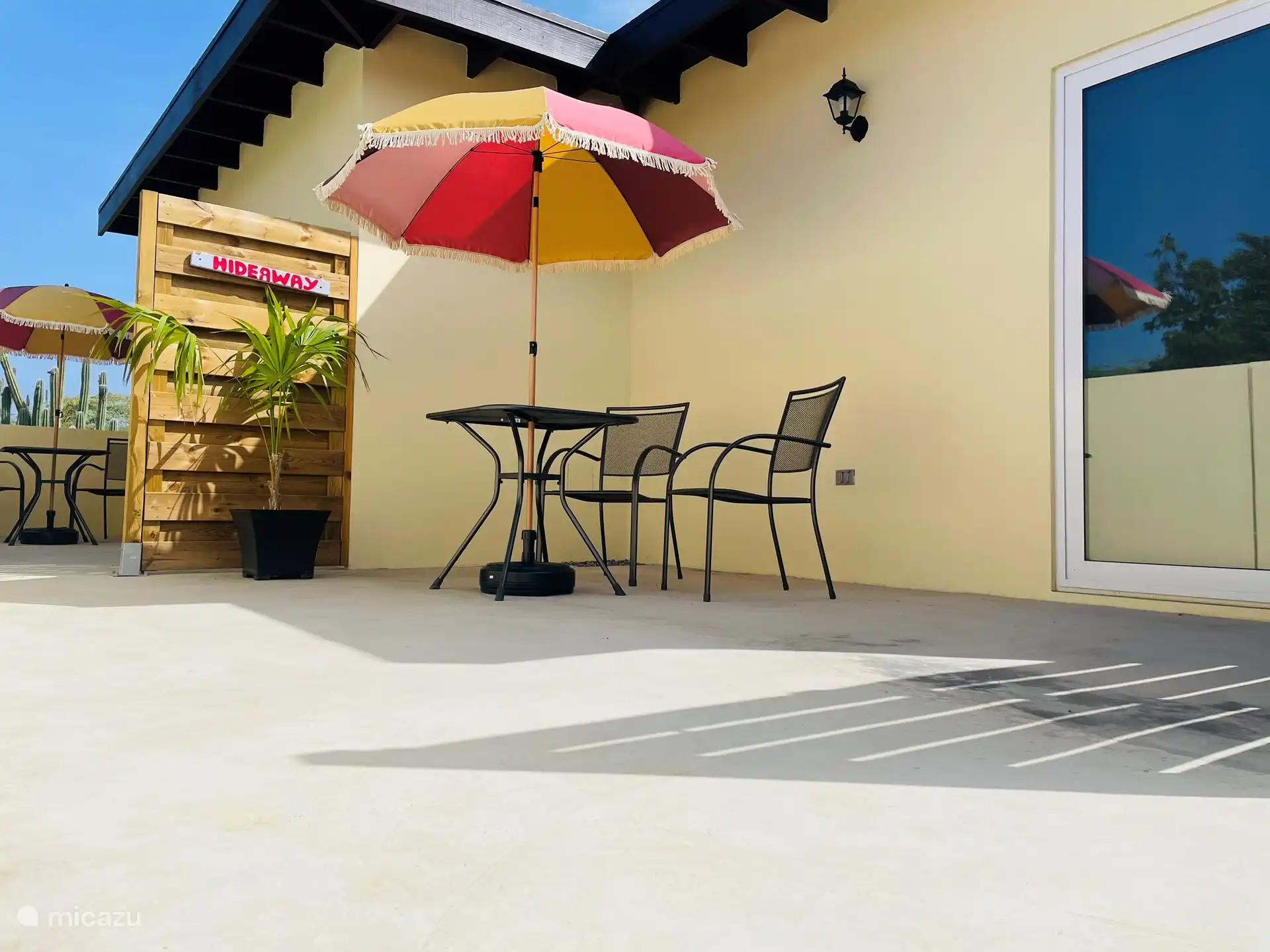 Zitgelegenheid buiten Studio 1