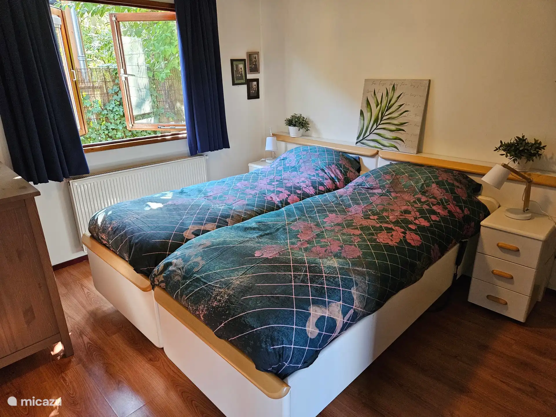 Schlafzimmer mit elektrischem Queensize-Doppelbett, zwei Nachttischen und Leselampen. Verdunkelungsvorhänge zum Schlafen. 
(Zusätzliche) Bettdecken sind vorhanden.