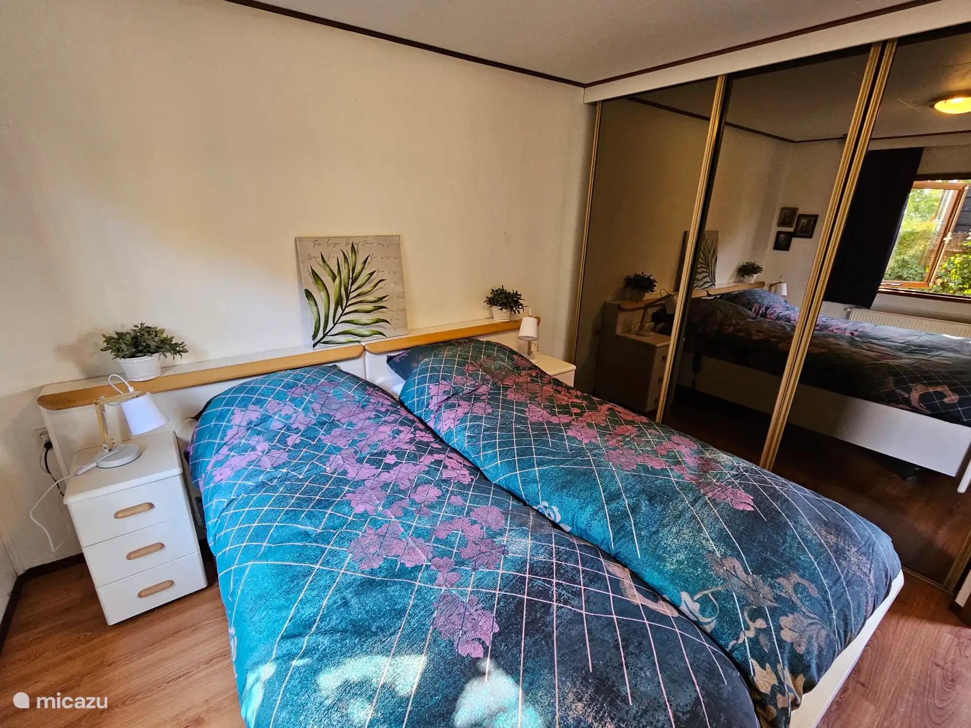 Queensize-Bett und großer Kleiderschrank im Schlafzimmer, um Ihre Sachen ordentlich zu verstauen.