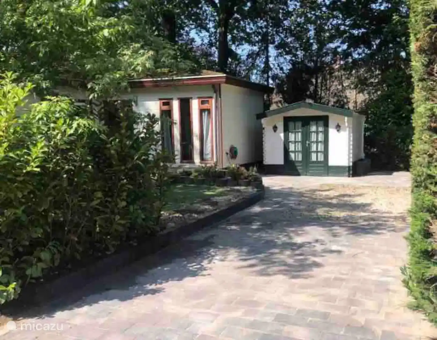 Ein privater Parkplatz und ein abschließbarer Schuppen mit Strom zum Aufladen von Elektrofahrrädern.