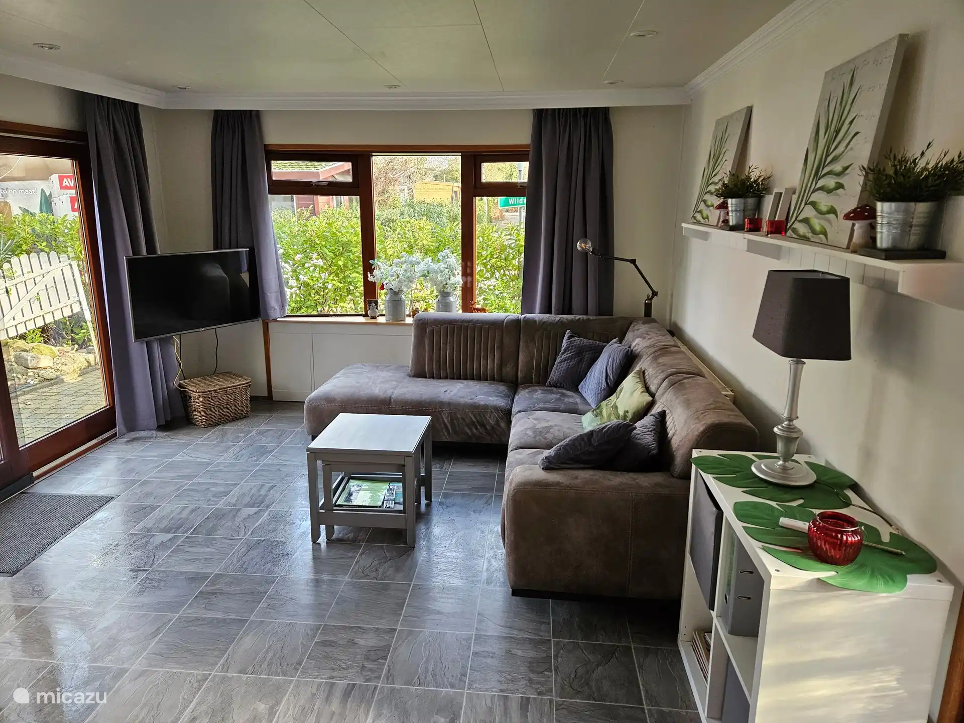 Geräumiges Wohnzimmer mit schönem Lounge-Sofa und Blick auf den Garten.
Fernseher, WLAN, alles ist vorhanden, damit Sie sich auch unterwegs wie zu Hause fühlen.