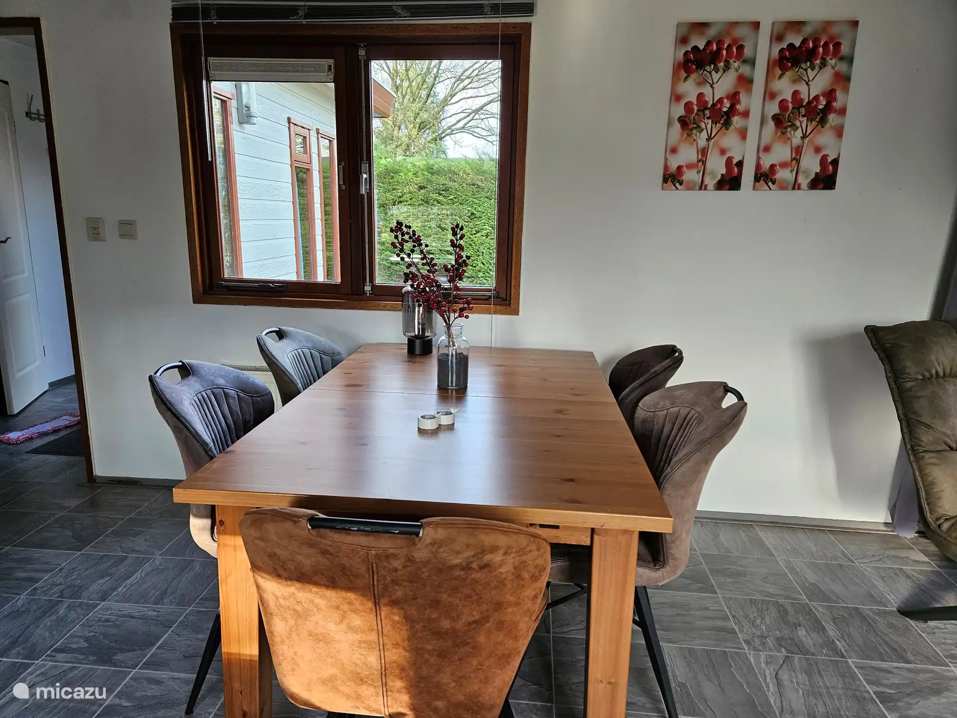 Esstisch mit 5 Stühlen.
Essen Sie Ihr hausgemachtes Essen oder spielen Sie ein schönes Spiel. Der Essbereich ist hierfür ideal.