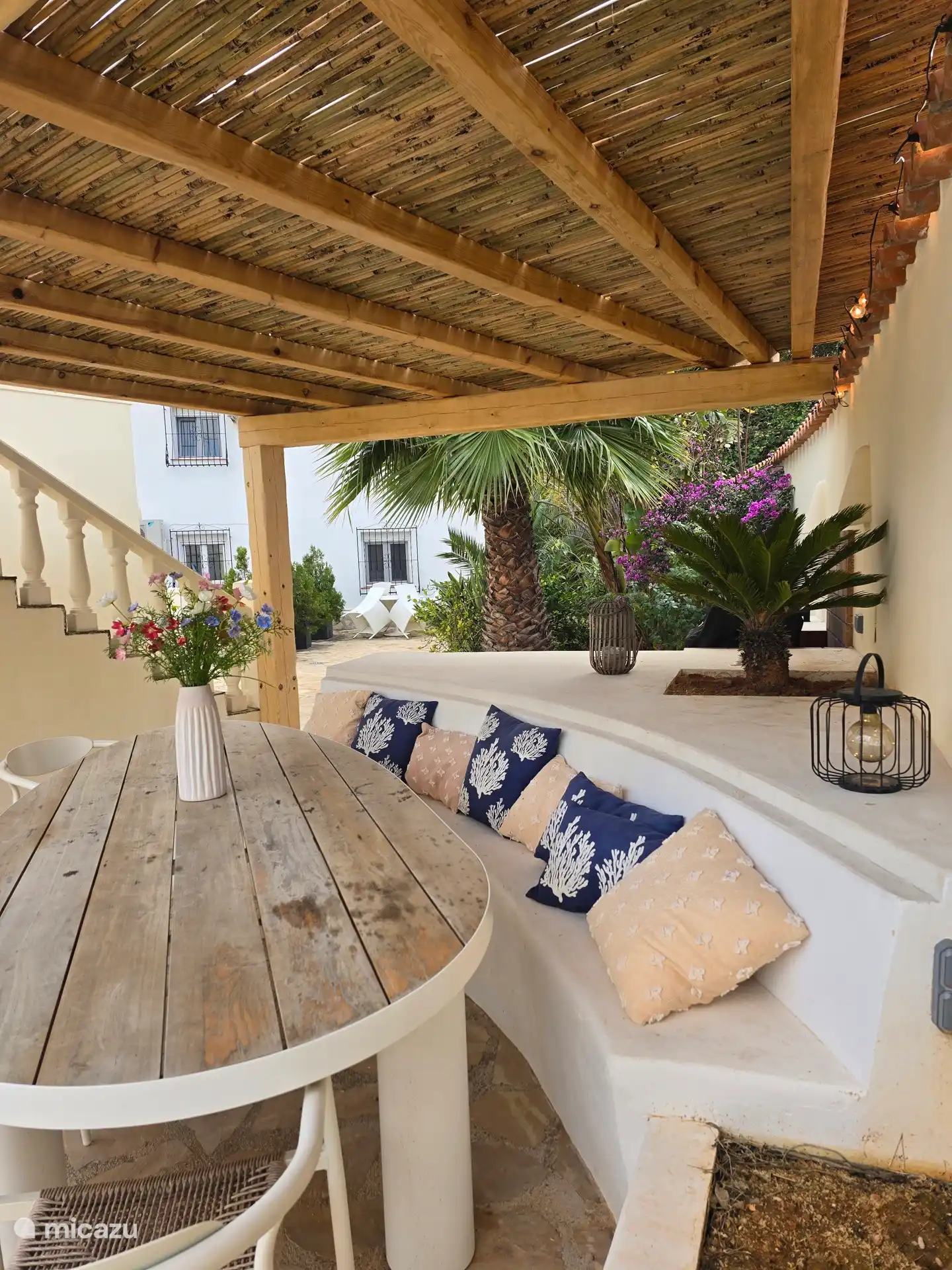 Wunderschöner Sitzbereich am Pool