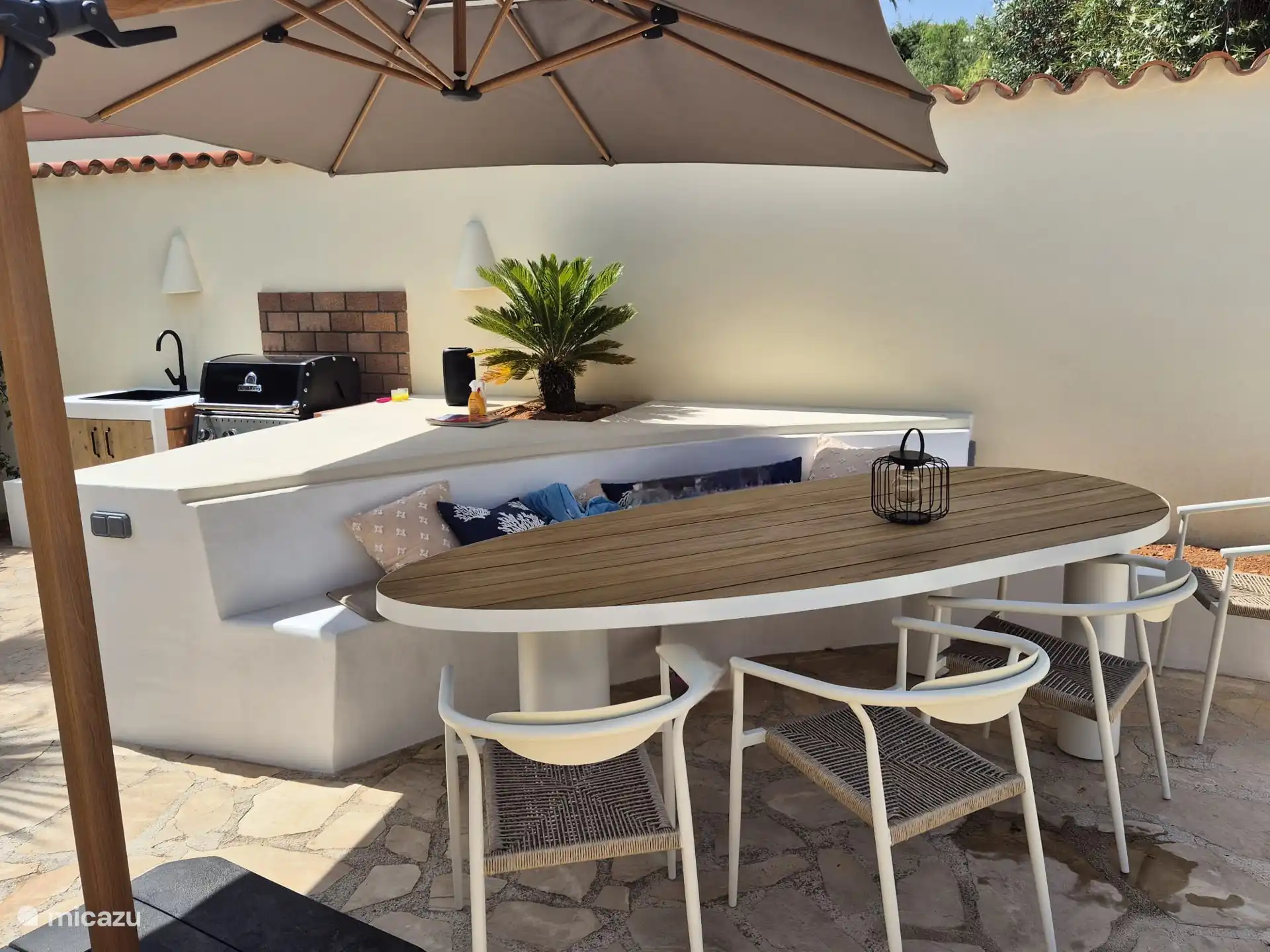 Joli coin salon près de la cuisine extérieure au bord de la piscine