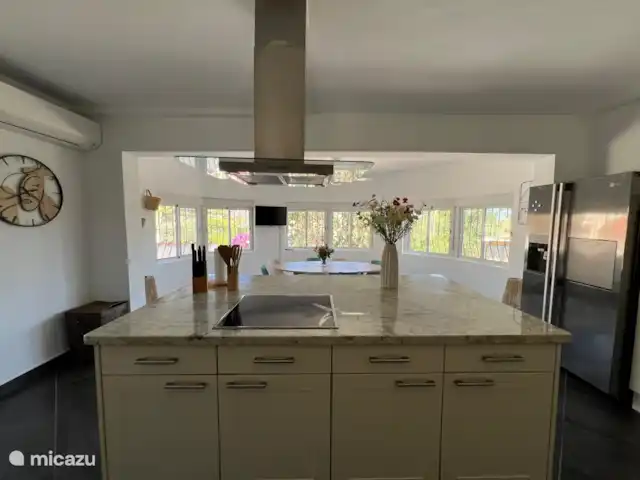 Casa Las tres Hijas huren in Spanje, Costa Blanca, Benissa - villa Zicht op de keuken en de amerikaanse koelkast vanaf het kookeiland.