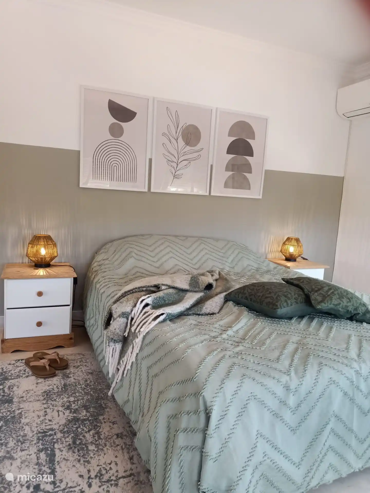 Chambre 2 (« chambre verte »). Lit double confortable de 1,60 mètres. Climatisation. Beaucoup de fenêtres. 