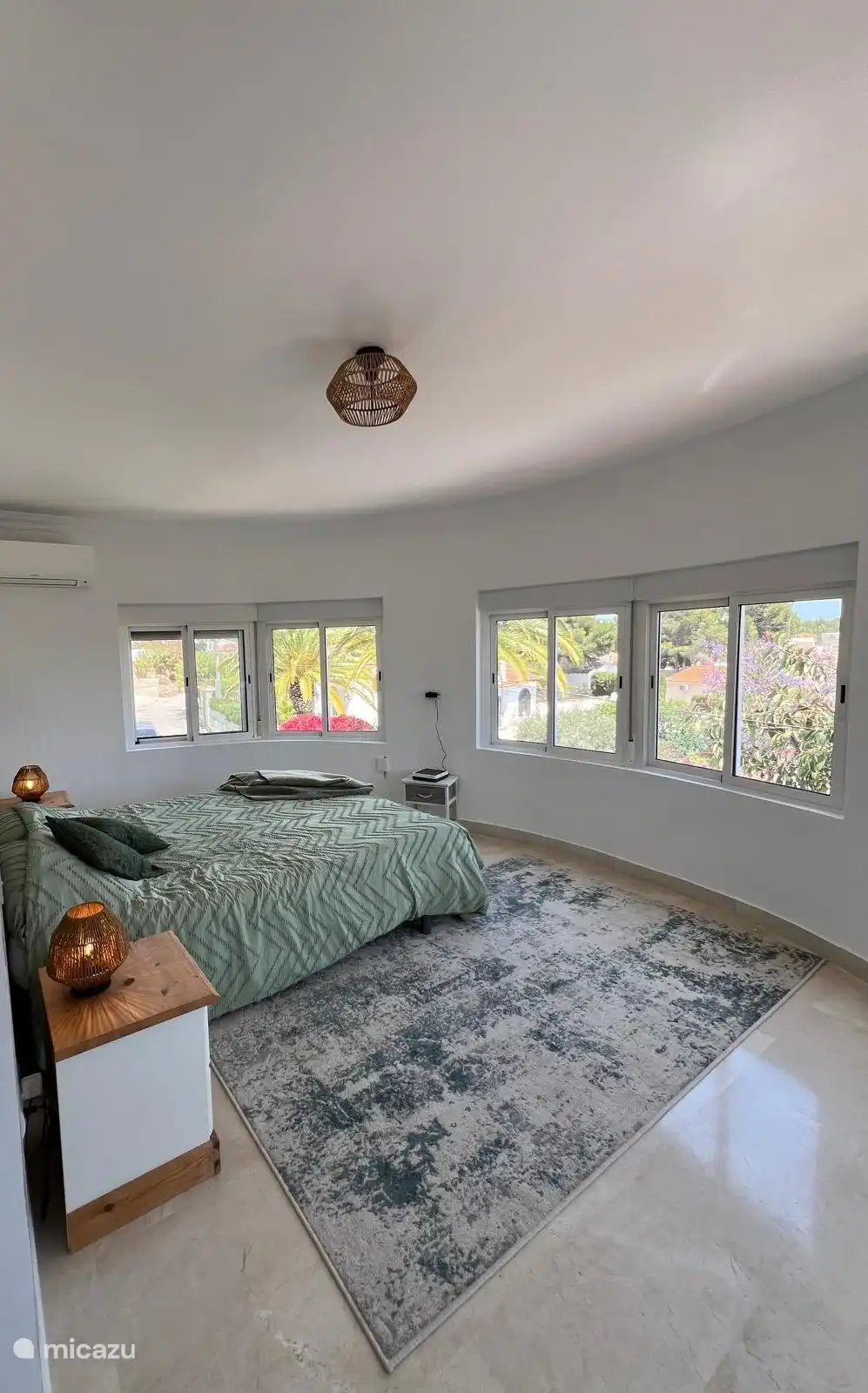 Notre chambre « verte » avec les nombreuses fenêtres et la belle lumière. 