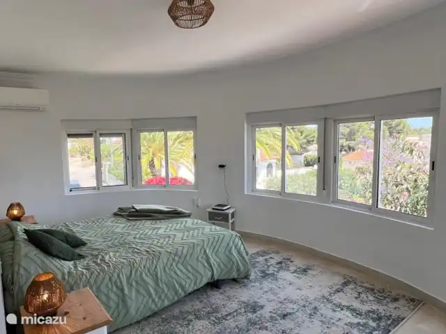 Casa Las tres Hijas huren in Spanje, Costa Blanca, Benissa - villa Onze groene slaapkamer met de vele ramen en de mooie lichtinval.